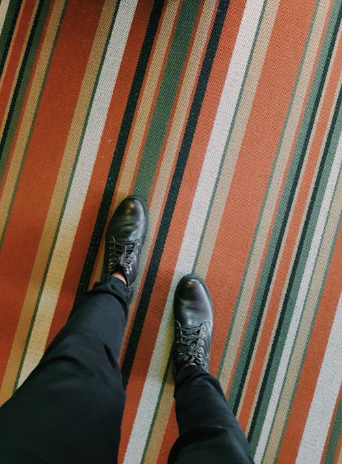 Základová fotografie zdarma na téma boty, chodidla, koberec