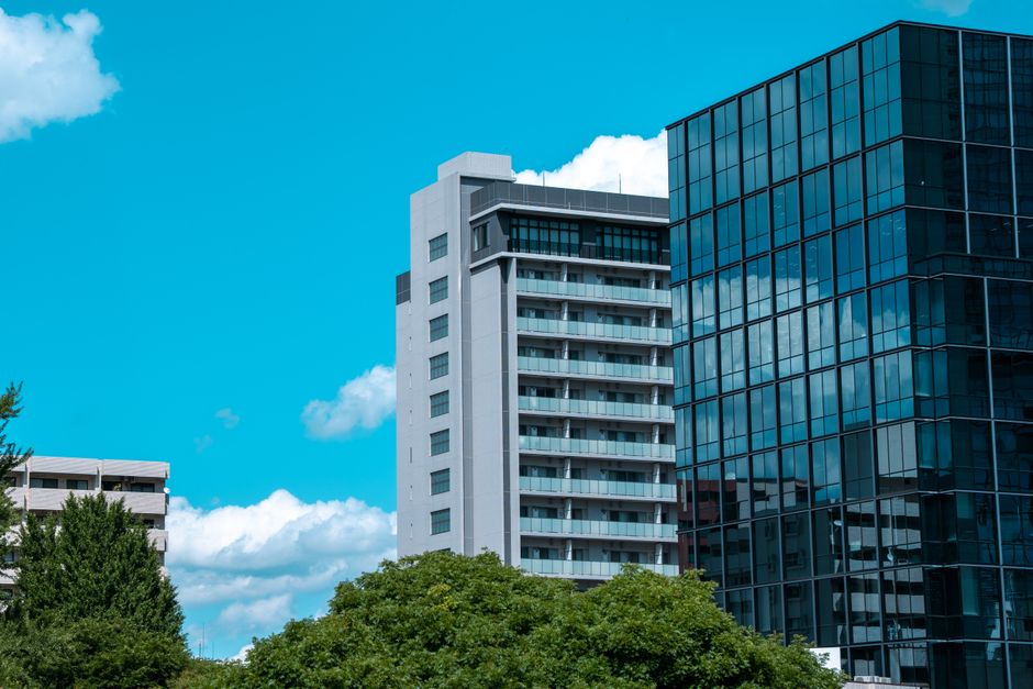 明るい青空を背景にした東京の近代的な建物。現代の都市建築を展示しています。