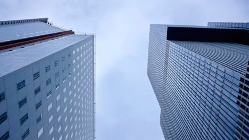 Lage Hoekfotografie Van Wolkenkrabbers Tegen De Hemel