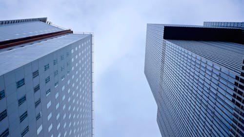 Photographie à Faible Angle De Gratte Ciel Contre Le Ciel