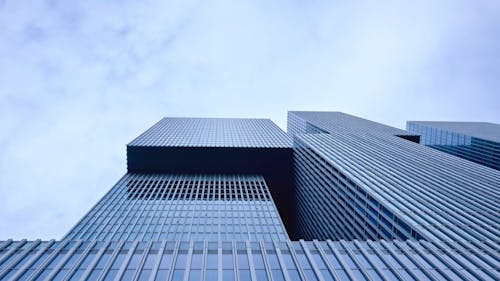 办公大楼对天空的低角度视图