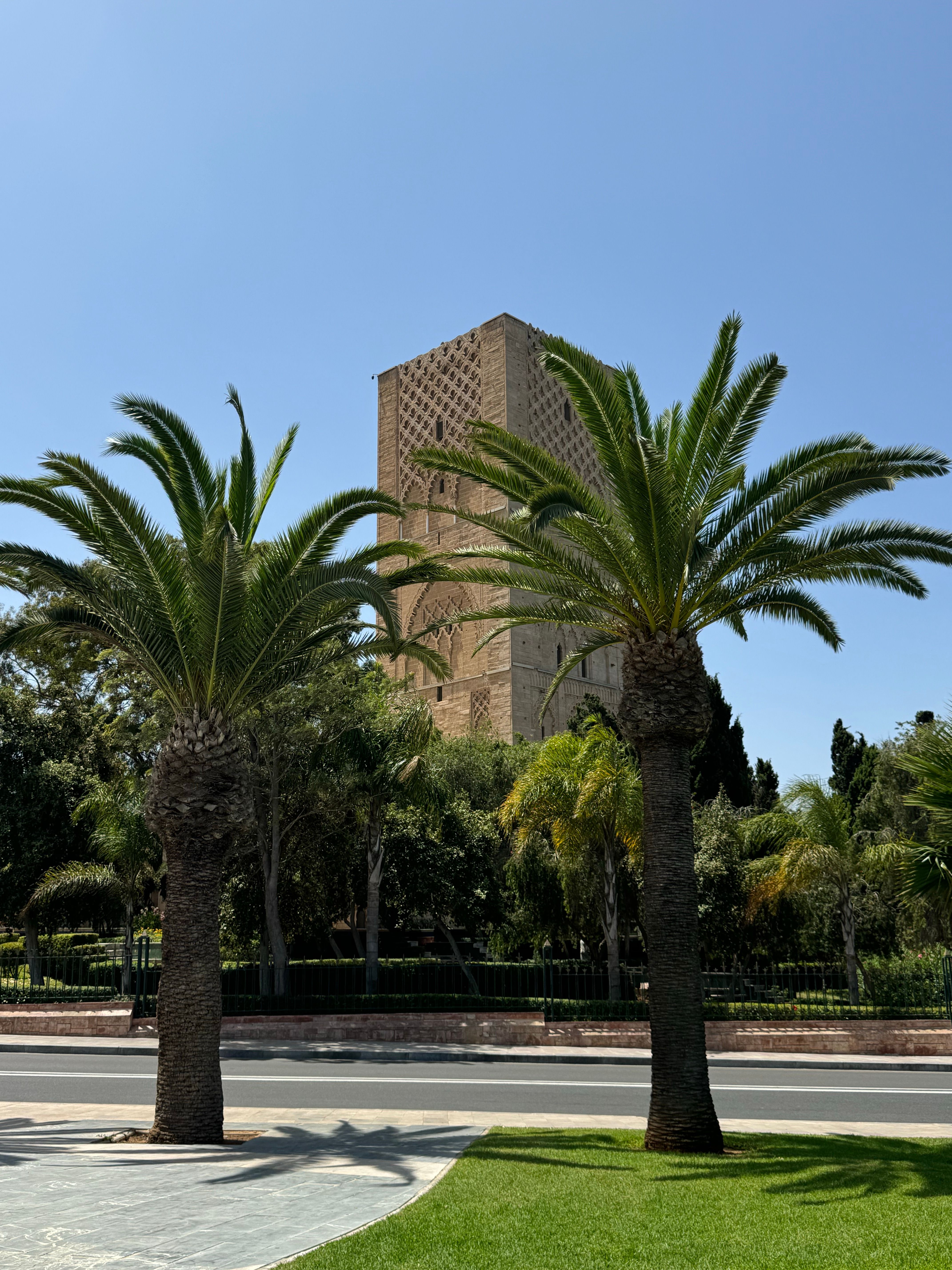 Landmark Bersejarah Rabat Dengan Menara Dan Pohon Palem · Foto Stok Gratis