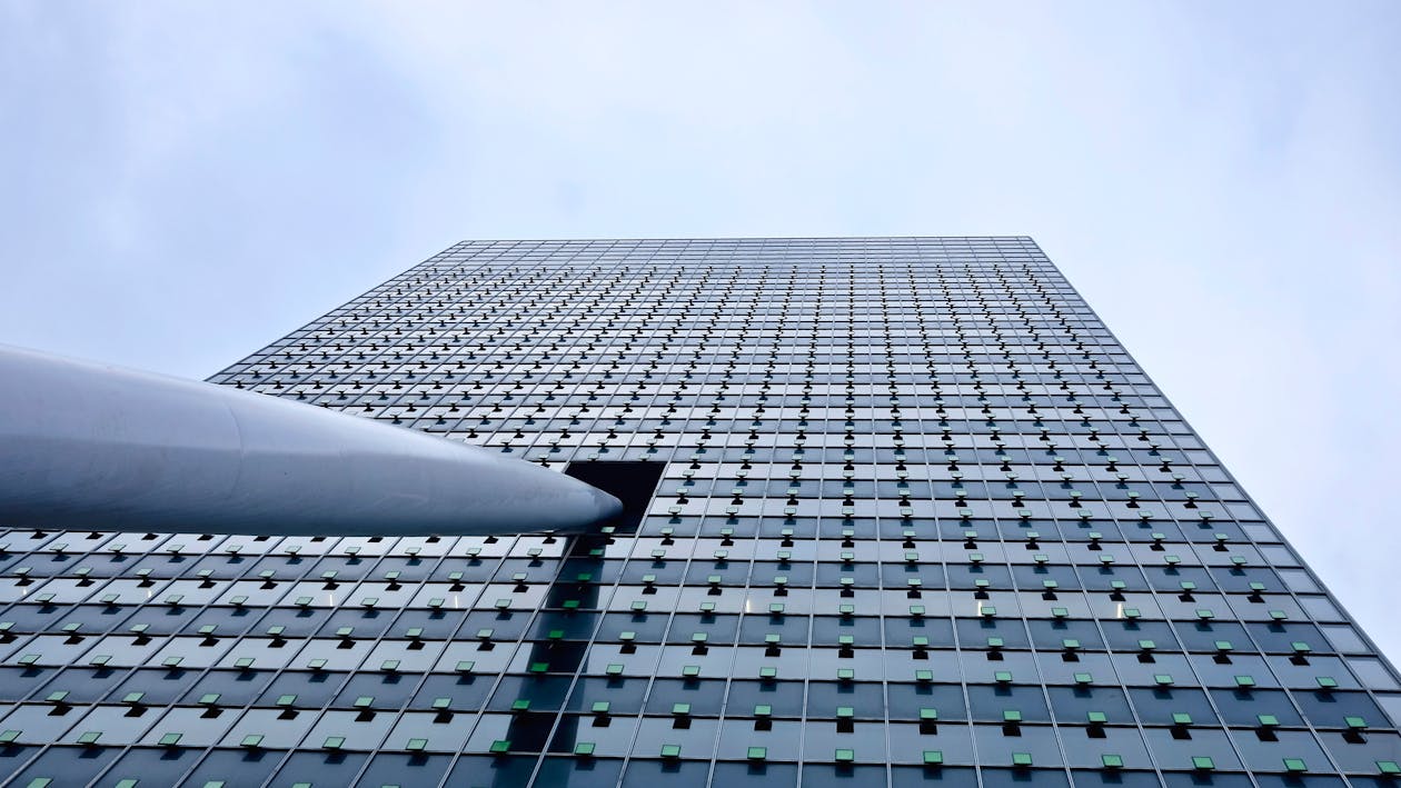 Tampilan Dekat Gedung Perkantoran Modern Melawan Langit