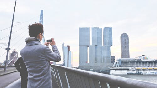 男子拍攝城市景觀的後視圖