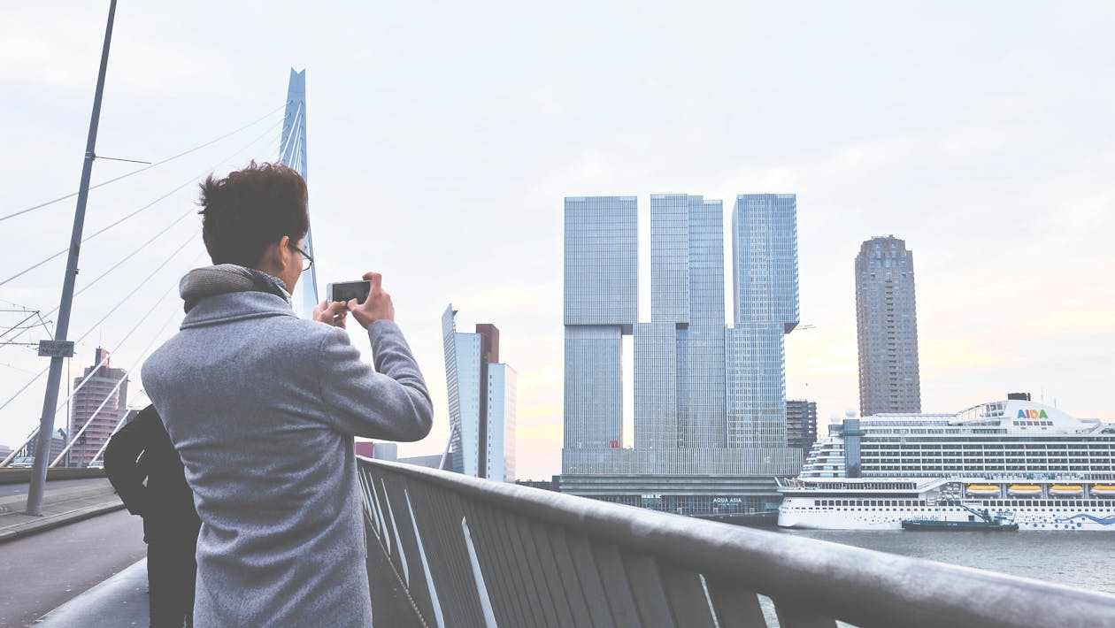 Achteraanzicht Van De Mens Fotograferen Stadsgezicht