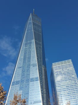 在晴朗的蓝天下，纽约市自由塔的景色令人惊叹