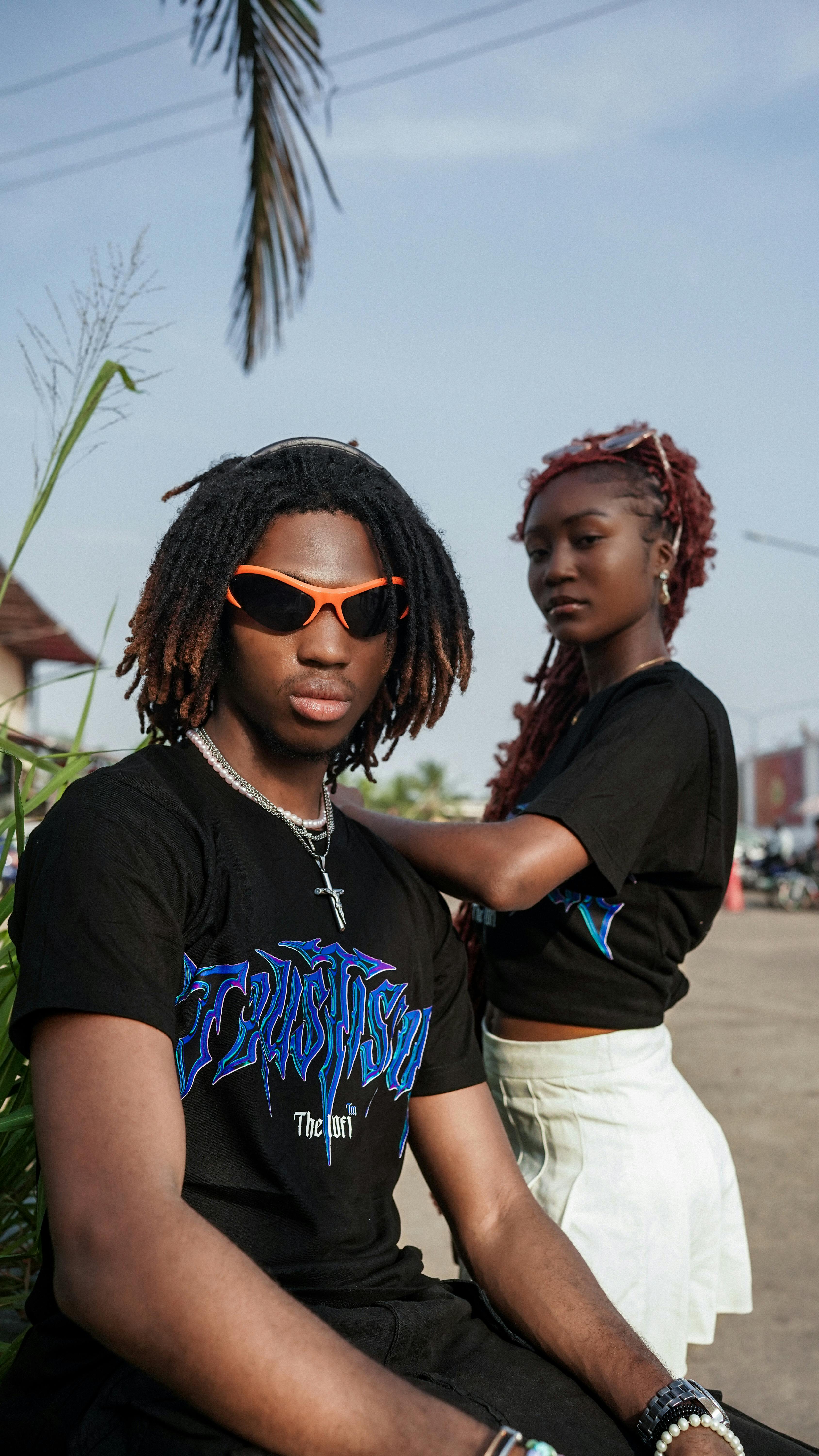 Kostenlos Lebendige Jugendmode, eingefangen in Monrovia, die urbanen Stil und mutige Ausdrucksformen zur Schau stellt. Stock-Foto