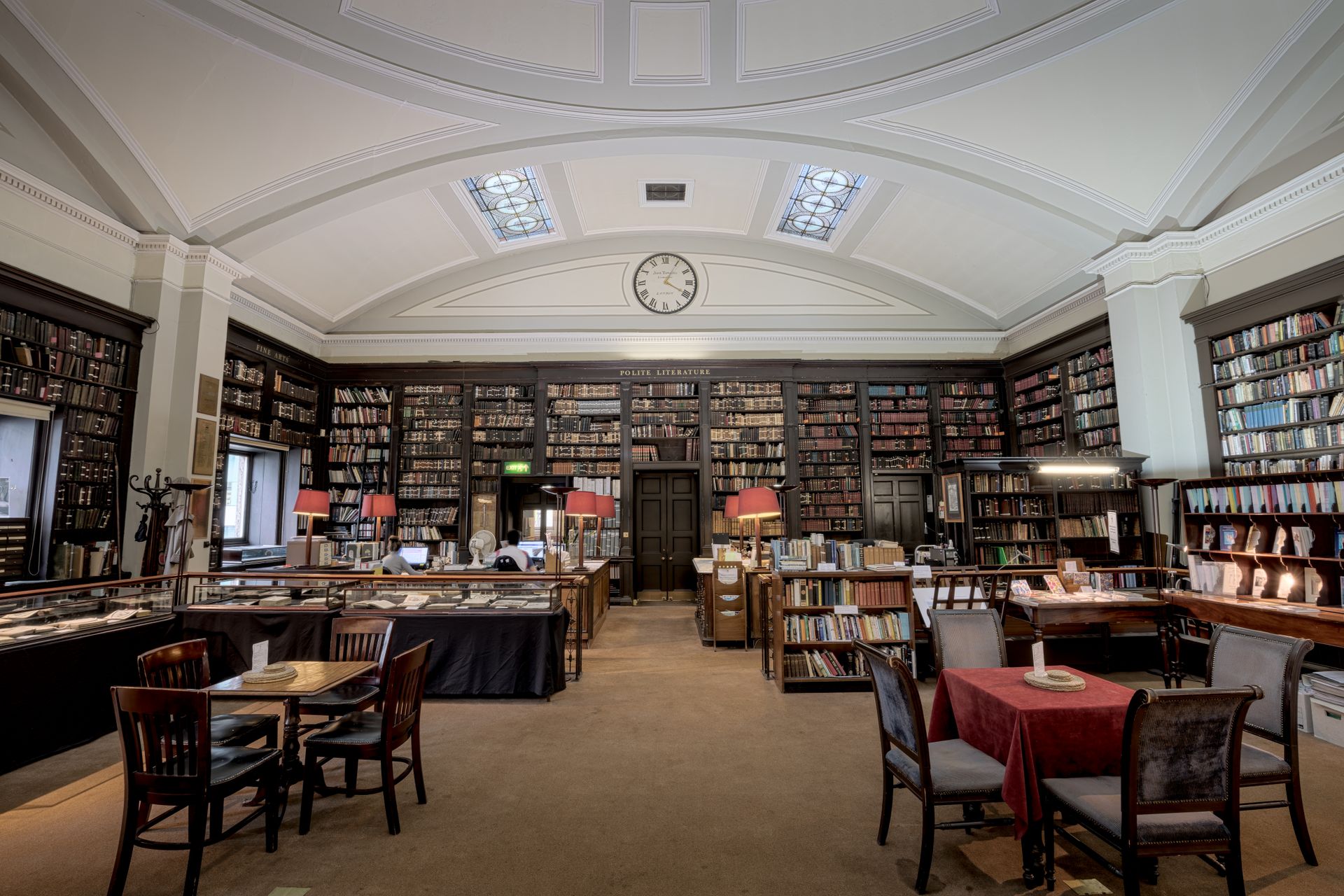 El interior de una sala de lectura de una biblioteca publica