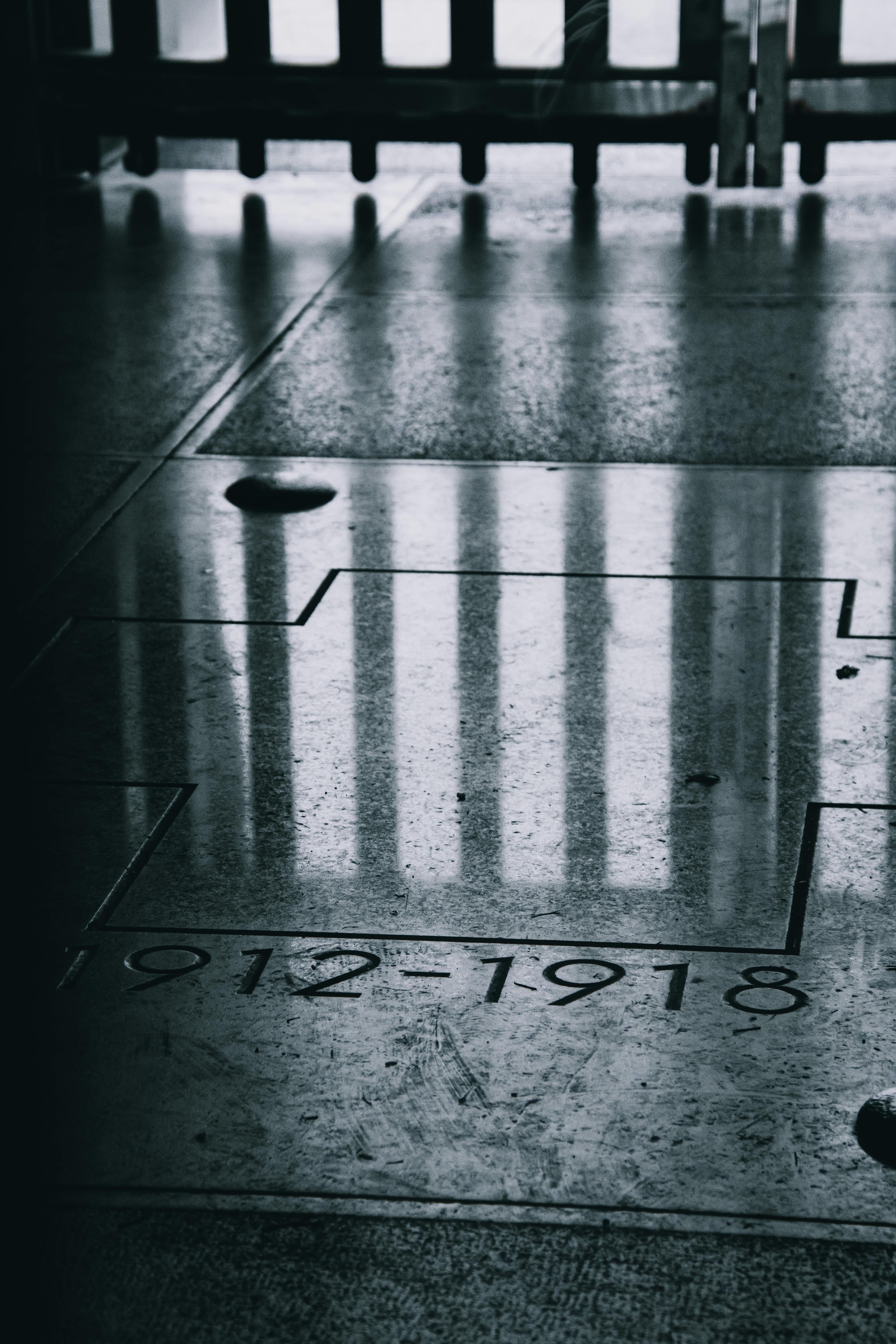 bezplatná Černobílá fotografie pamětní podlahy s nápisem 1912-1918 v Bělehradě, Srbsko. Základová fotografie