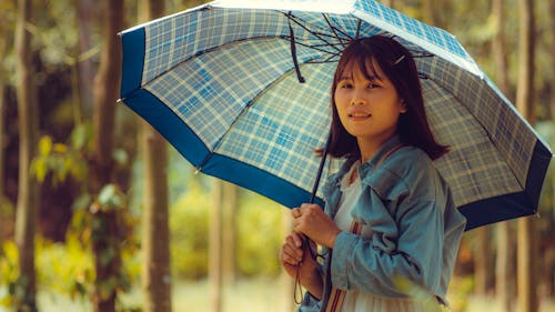 Селективный фокус Портретное фото женщины, держащей зонтик