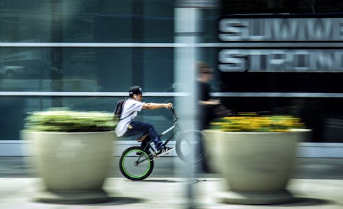 市内で自転車に乗る男