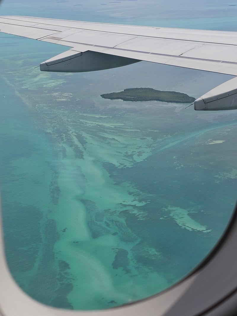 Vista desde la ventana de un avión sobrevolando una isla del Caribe rumbo a República Dominicana