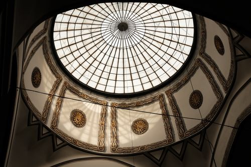 Free View of an elegant glass dome ceiling showcasing intricate architectural details and patterns. Stock Photo