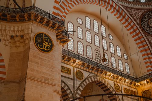 Free Elegant mosque interior showcasing intricate arches and arabesque patterns. Stock Photo