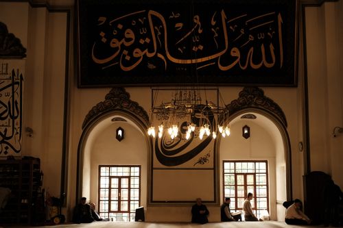 Free Serene mosque interior showcasing stunning Arabic calligraphy and traditional architecture. Stock Photo