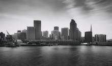 旧金山天际线的黑白景观与海滨倒影显得格外戏剧性