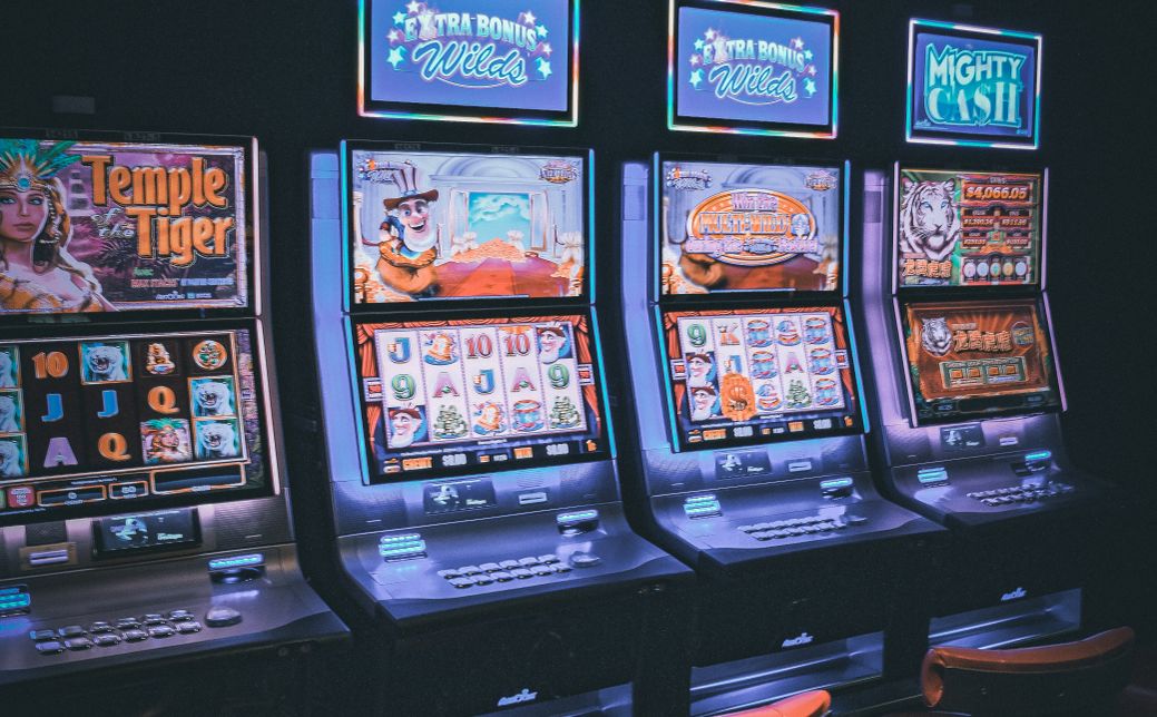 Verifizungsprozess bei Online Casinos mit Dokumenten und Laptop
