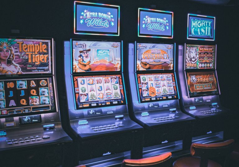 Online Casino: Spielautomaten und Live-Spiele im Überblick