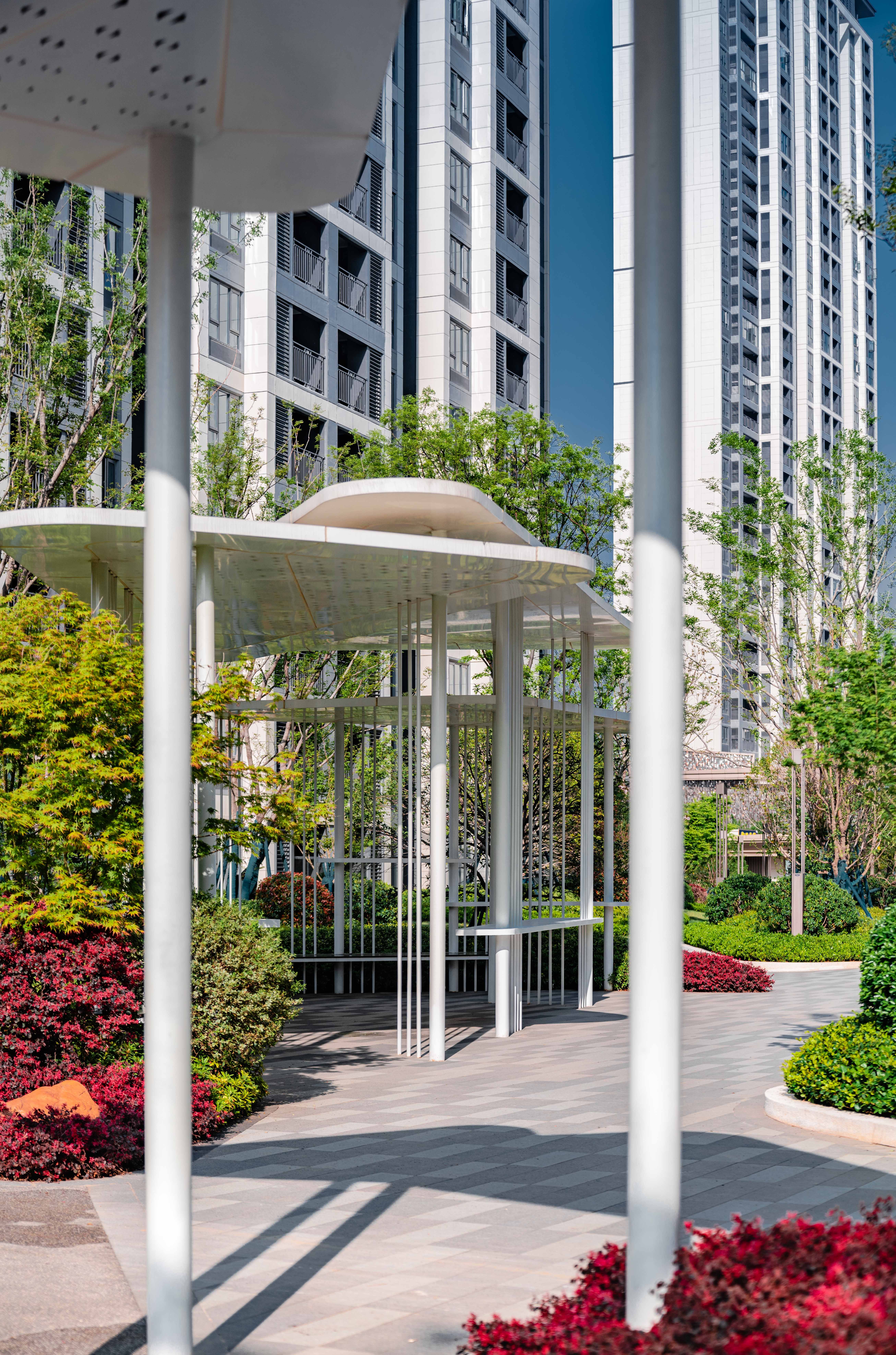 Modern Urban Architecture with Green Space · Free Stock Photo