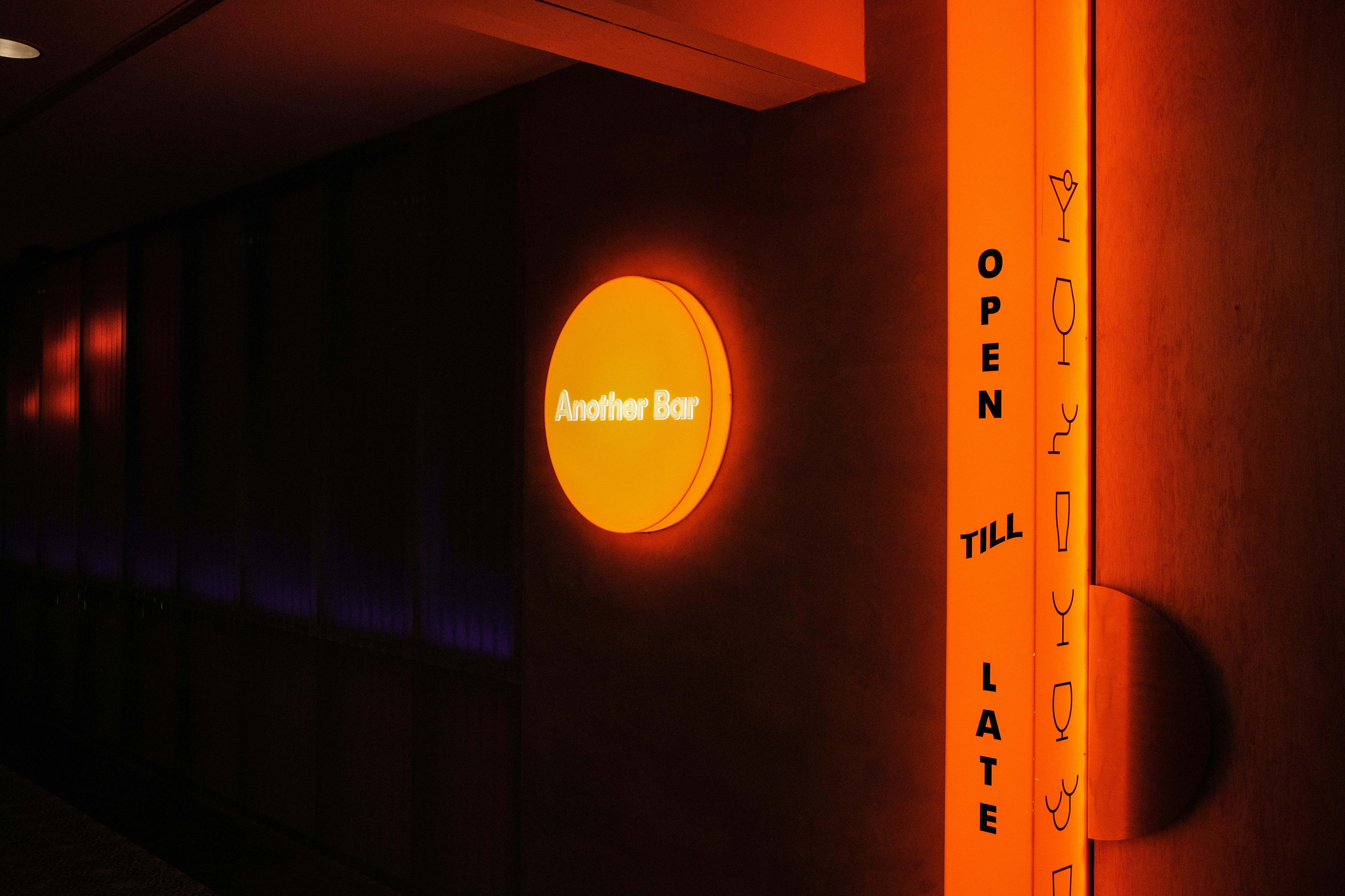 Ücretsiz Gece geç saatlere kadar açık olan, şık tasarımlı 'Another Bar' için canlı neon tabela. Stok Fotoğraflar