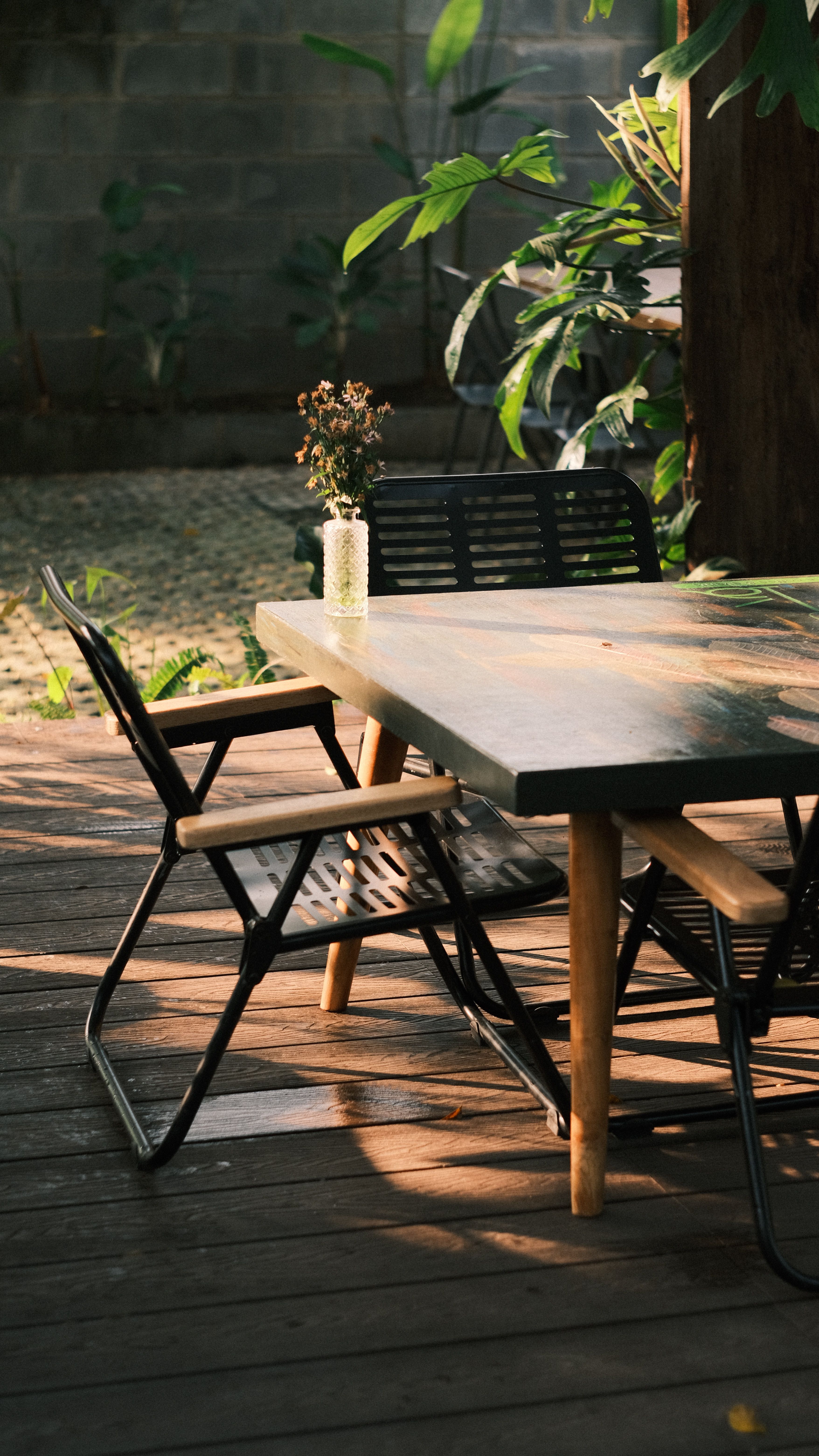 Entretenir sa terrasse en bois en été 