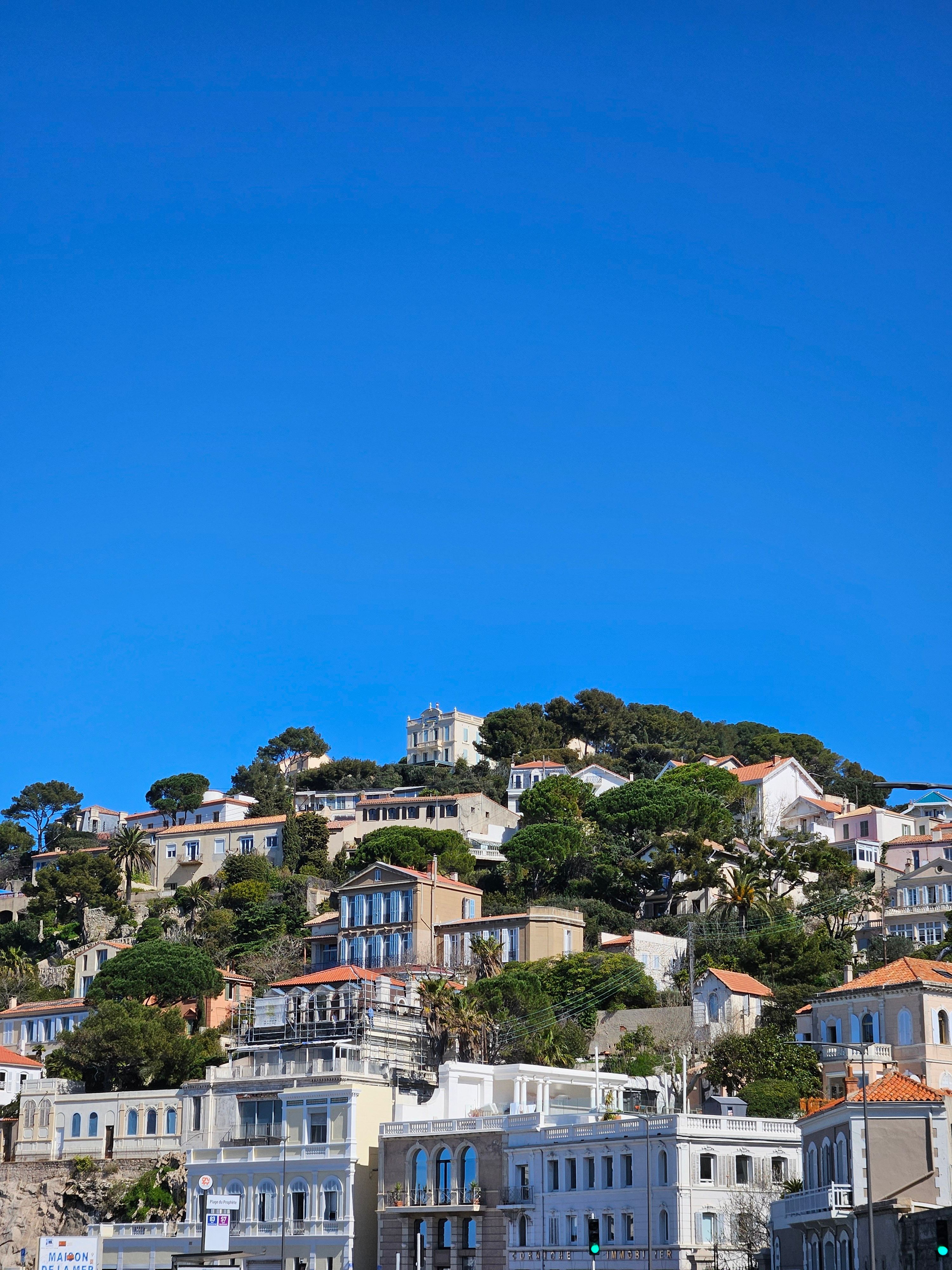 Villas méditerranéennes étagées sur une colline de Marseille.