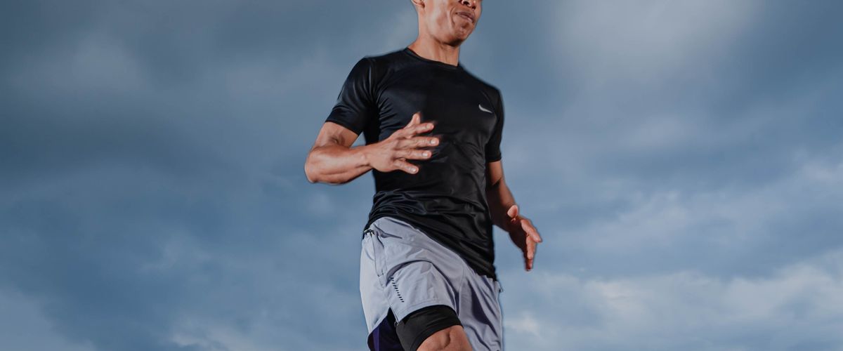 Zapatillas de running sobre asfalto lista para una carrera de 10K