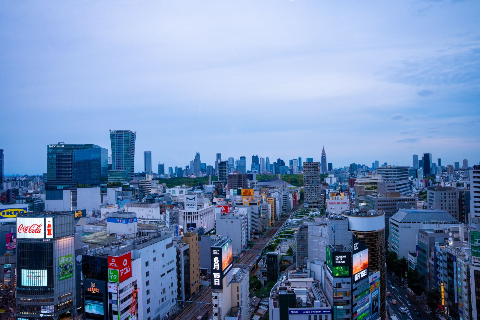 Akşam ışıkları altında Tokyo Shibuya finans bölgesi