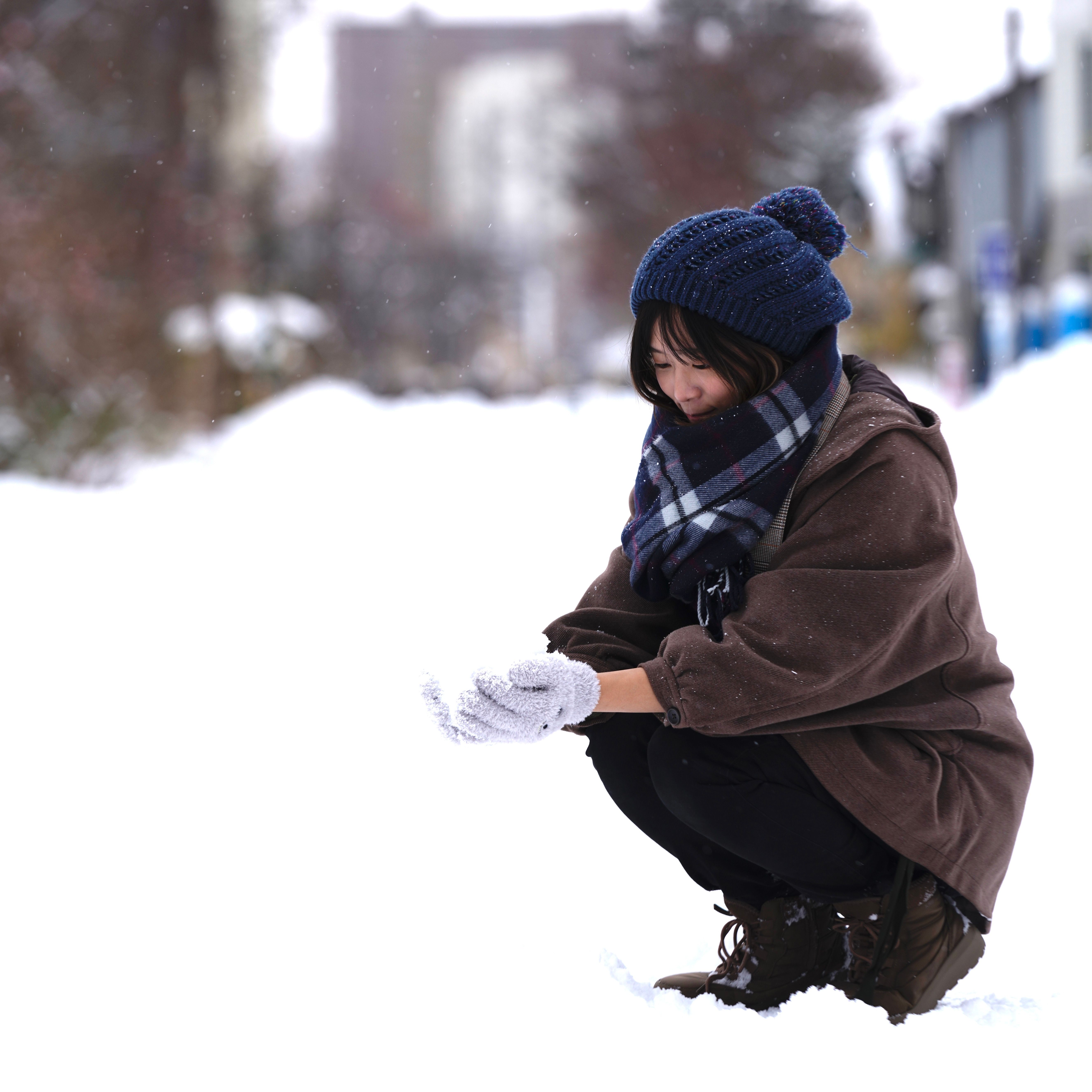 A knit beanie worn in the cold, photo by travelers_tw on Pexels