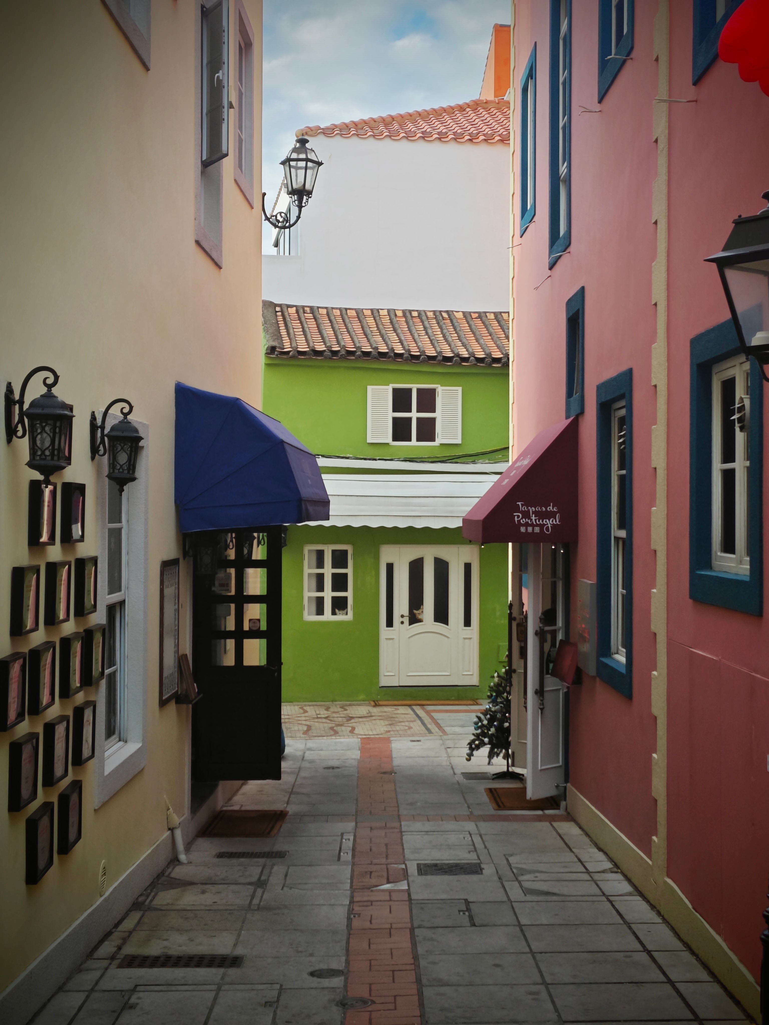 Colorful European Alley with Charming Architecture · Free Stock Photo