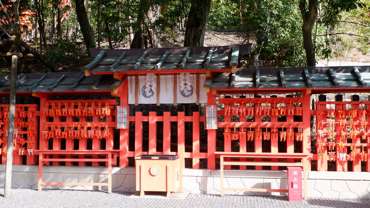 朱色の奉納札が並ぶ社