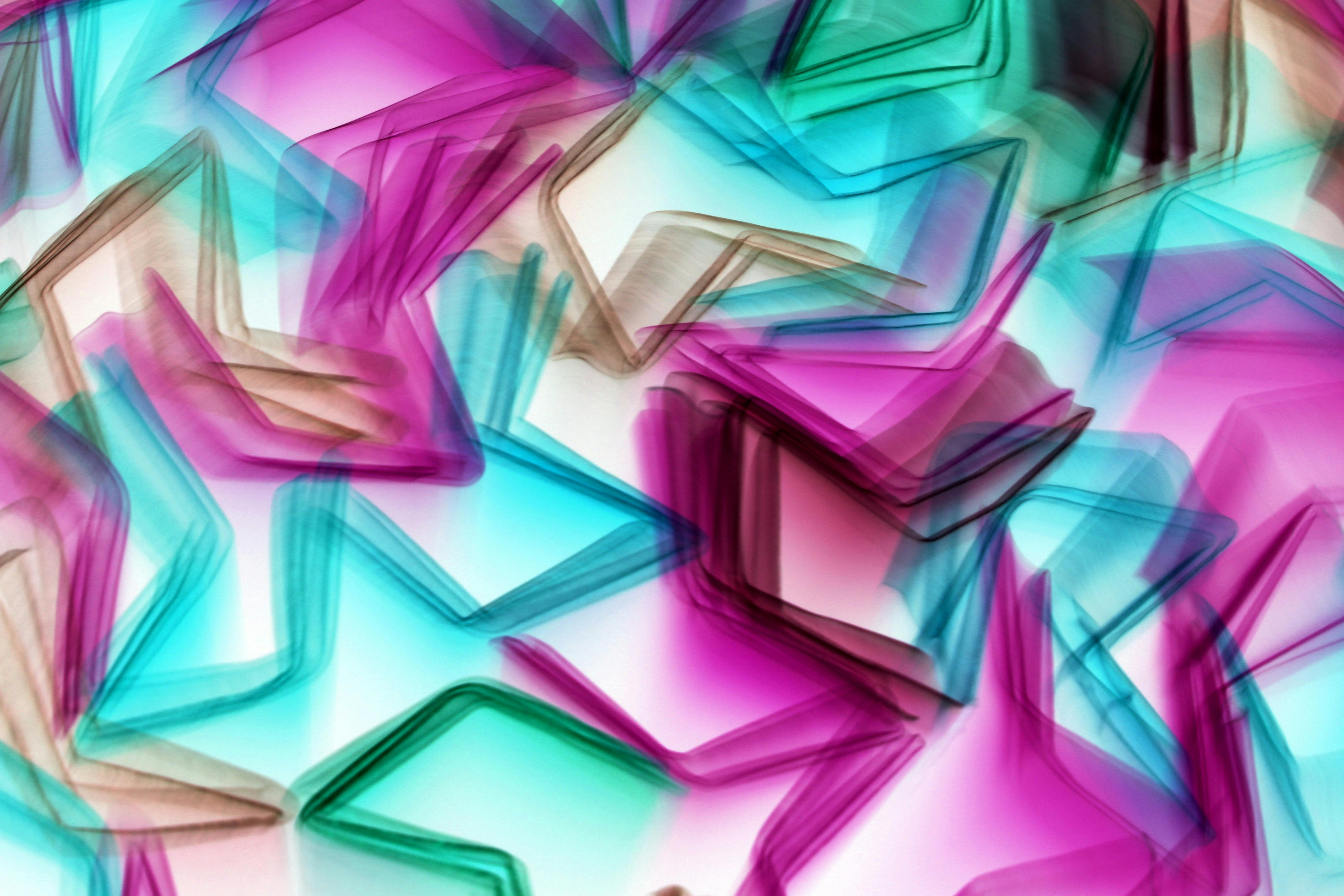 Kostenlos Lebendige abstrakte Kunst mit farbenfrohen, verschwommenen Formen in Rosa-, Blau- und Grüntönen. Stock-Foto