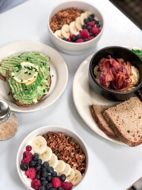 Desayuno saludable con tostadas de aguacate y fruta