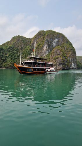 Crucero entre islotes en Ha Long Bay Vietnam