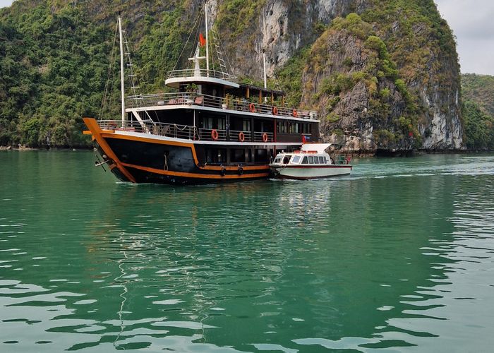 Crucero entre islotes en Ha Long Bay Vietnam