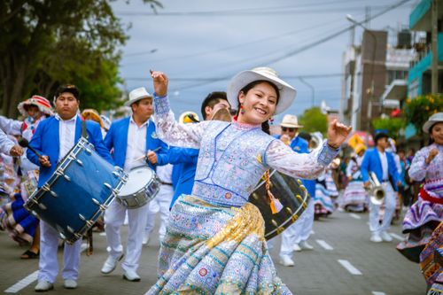 Free Vibrant street parade featuring dancers in traditional costumes and lively drummers. Stock Photo