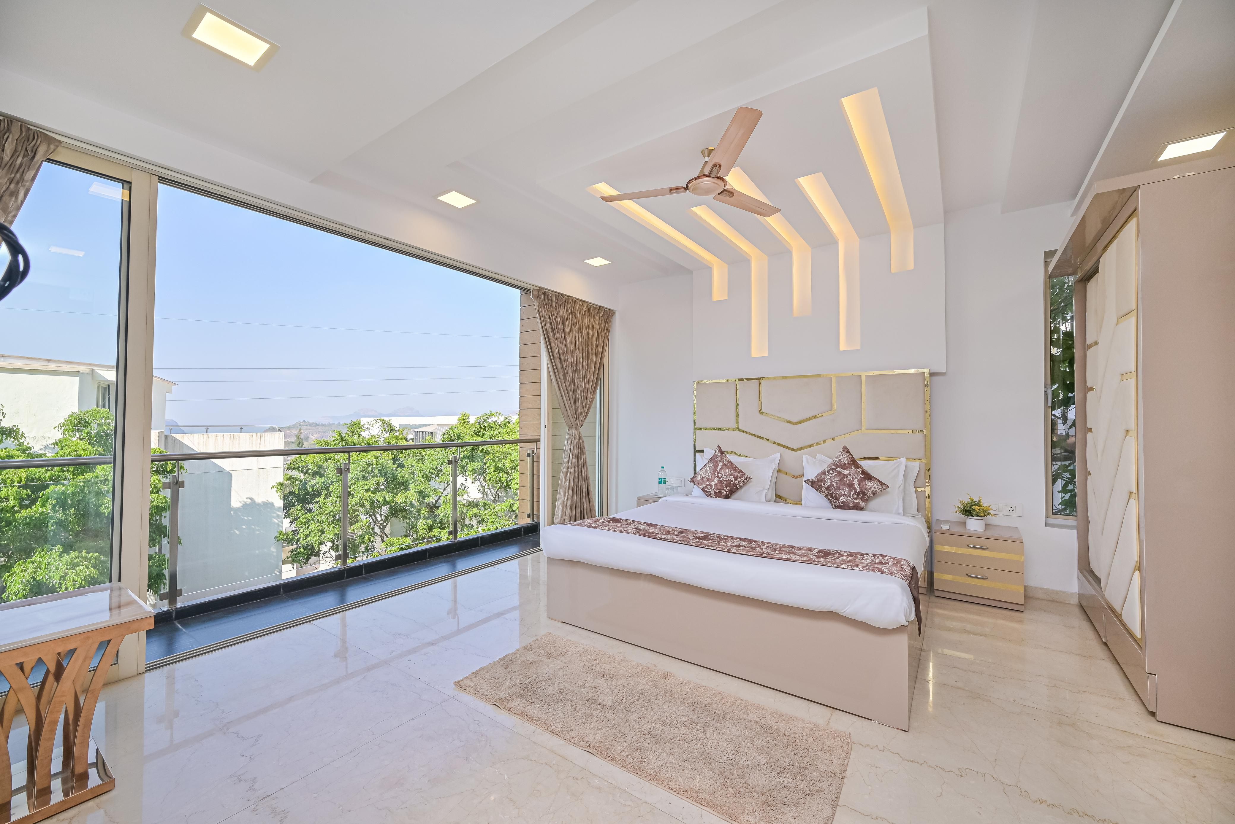 Modern Luxurious Bedroom with Balcony View · Free Stock Photo