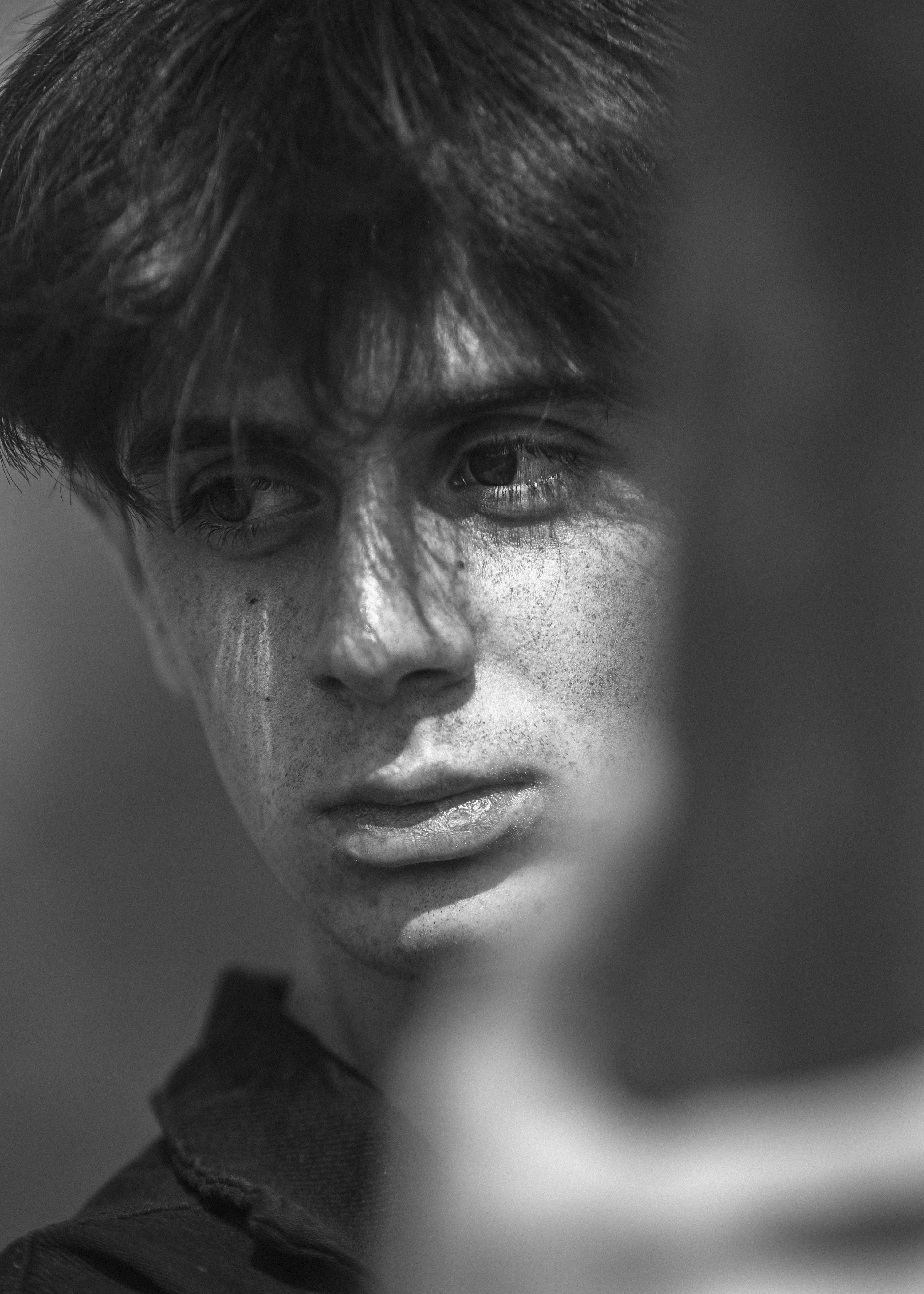 Retrato Melancólico En Blanco Y Negro De Un Adolescente · Foto de stock ...