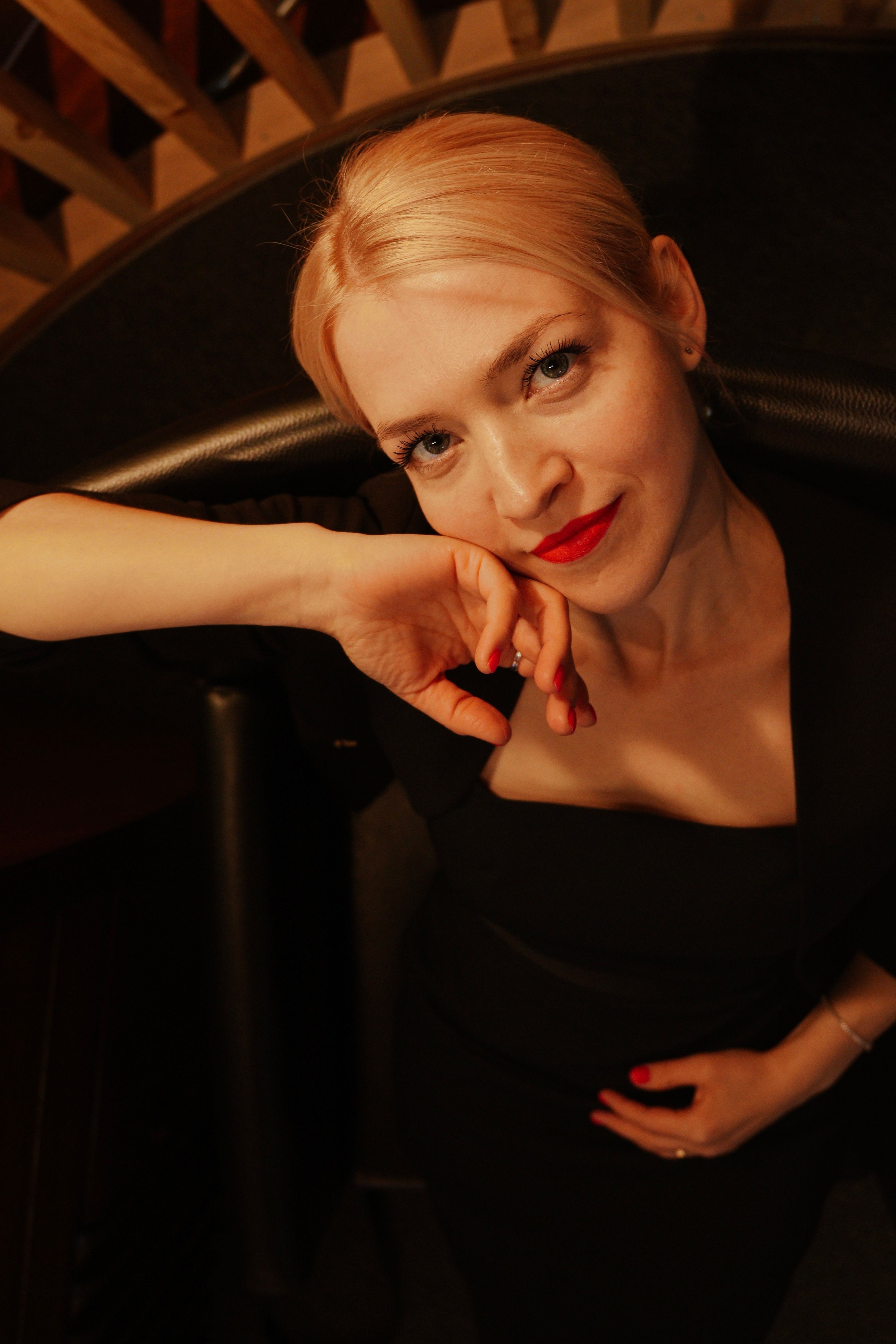 Artistic portrait of a woman with red lipstick and expressive pose in Ankara, Türkiye.