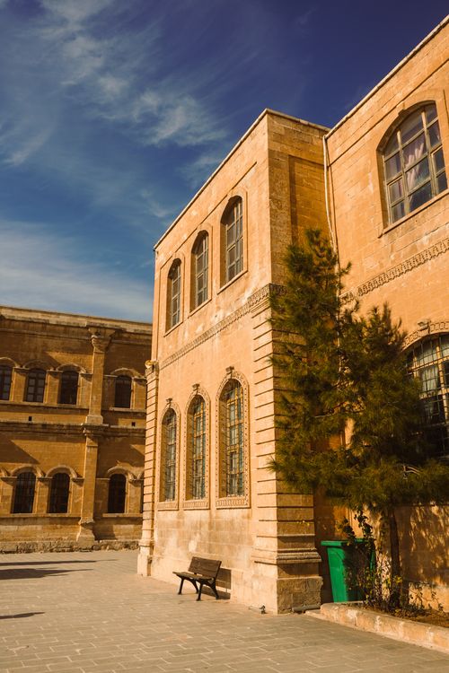 Free Beautiful historic stone building in Mardin, Türkiye with clear blue skies. Stock Photo