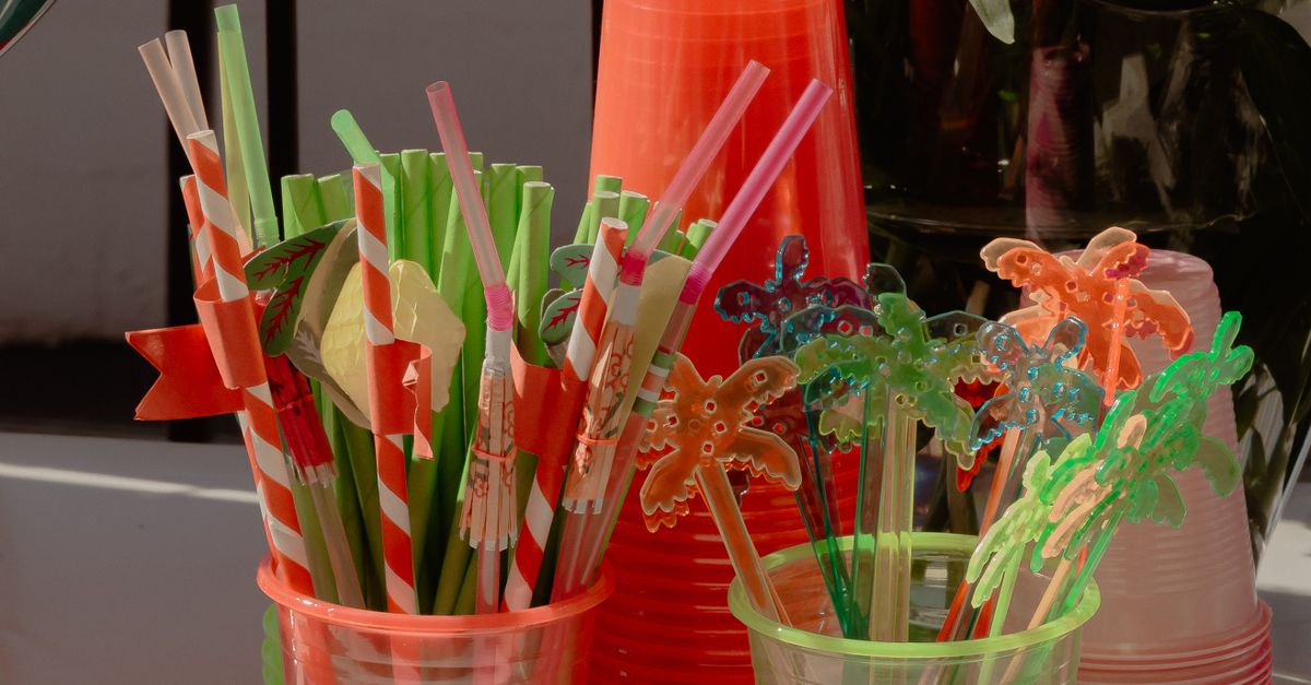 Rüyada Mutlu Bir Olay Yaşamak - Rüya Tabiri ve Anlamı - Brightly colored plastic cups and straws arranged for a tropical-themed celebration.