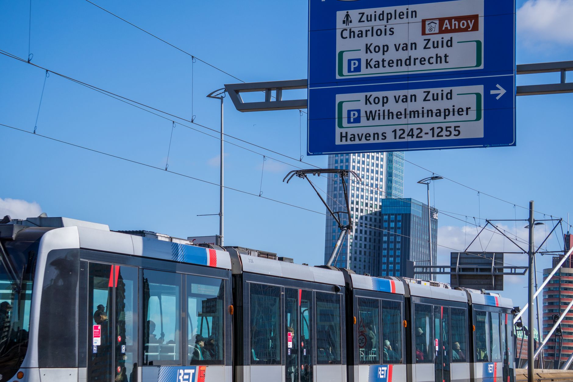 Rotterdam'da bir polis karakolunun önündeki kalabalık