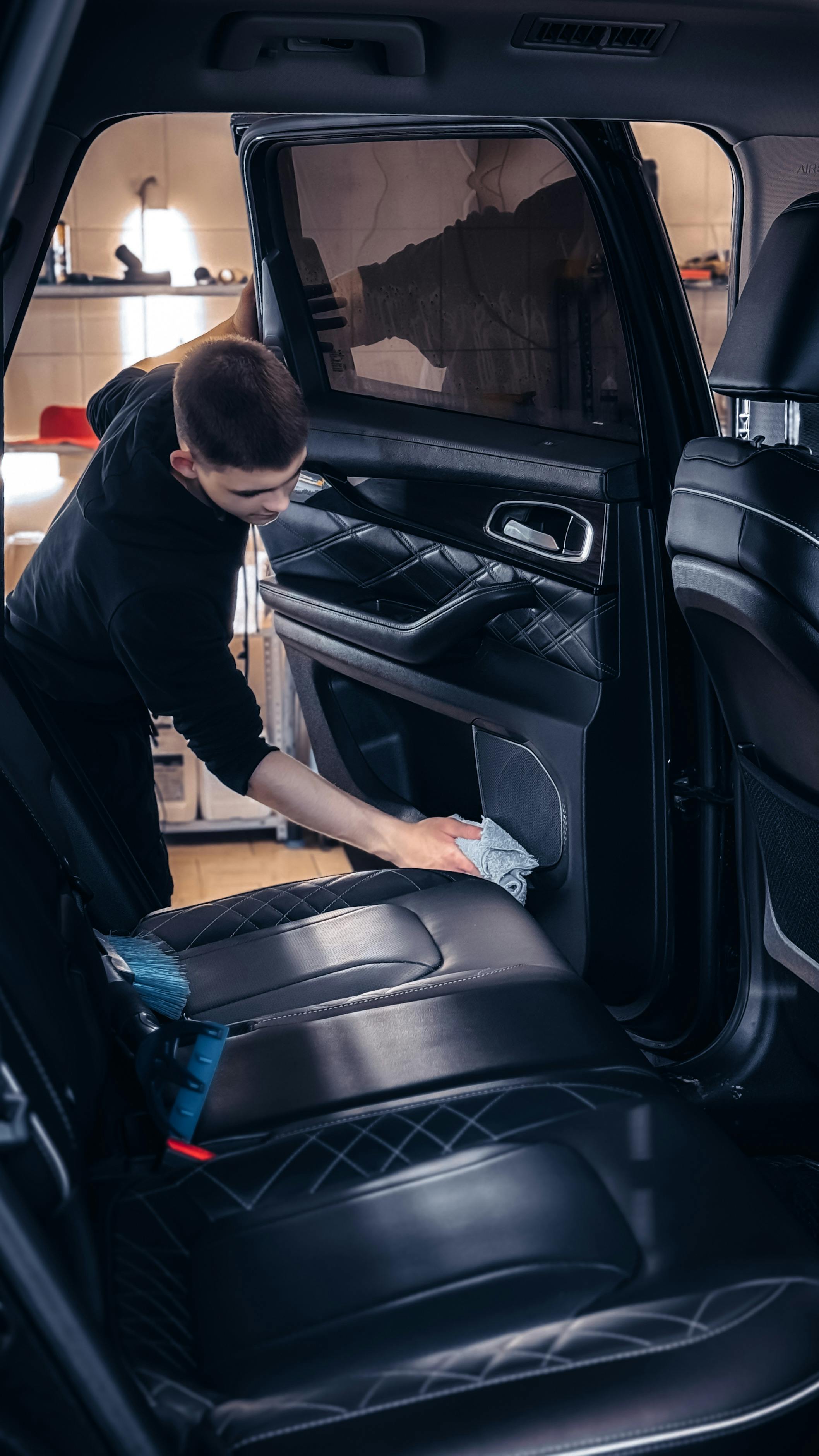Professioneller Autoreinigungsservice mit Schwerpunkt auf der Innenraumpflege zur Qualitätserhaltung.