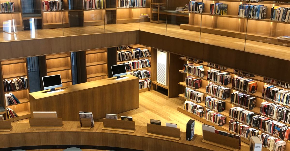 Modern Library Interior with Circular Seating · Free Stock Photo