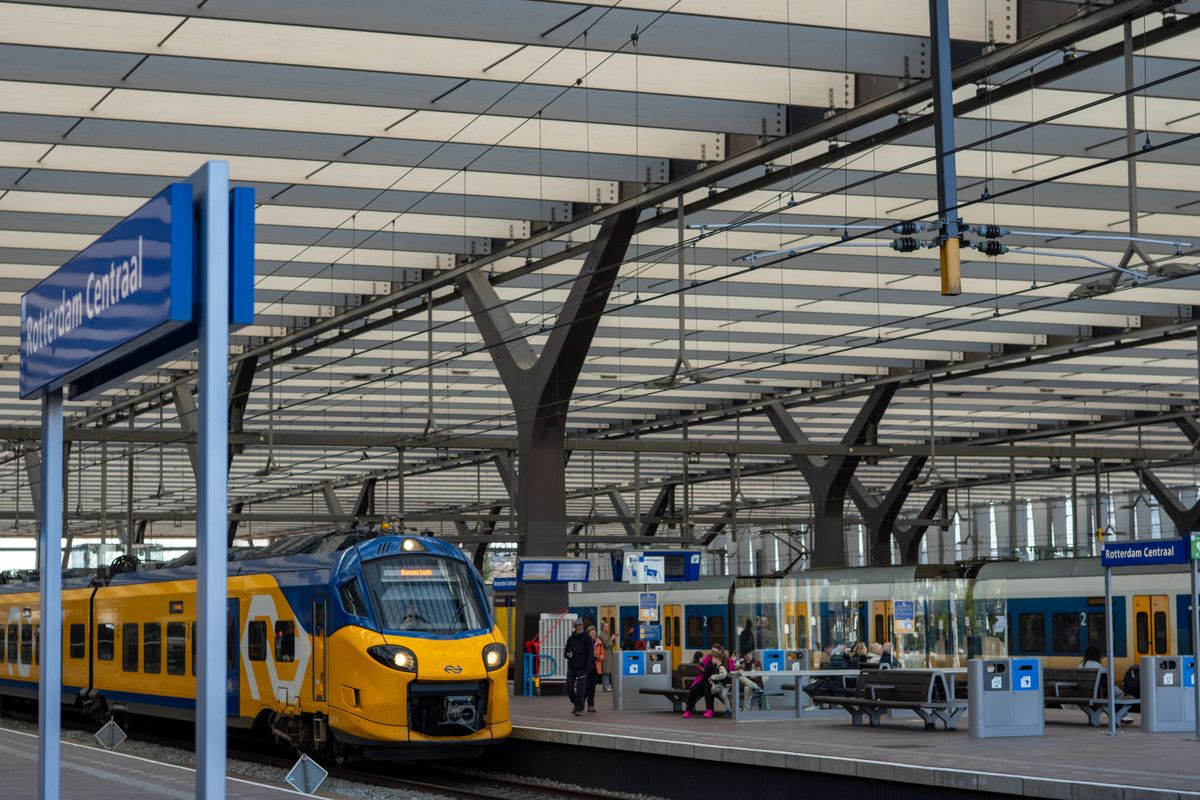 Tren olandez galben cu albastru, pe peronul gării centrale