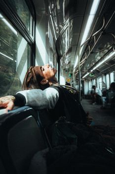 Rüyada Gürültülü Bir Tren Yolculuğu Yapmak rüya görseli