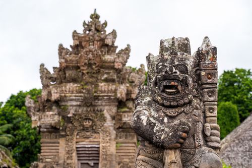 Free Intricately carved stone sculpture at a Balinese temple entrance showcasing traditional artistry. Stock Photo