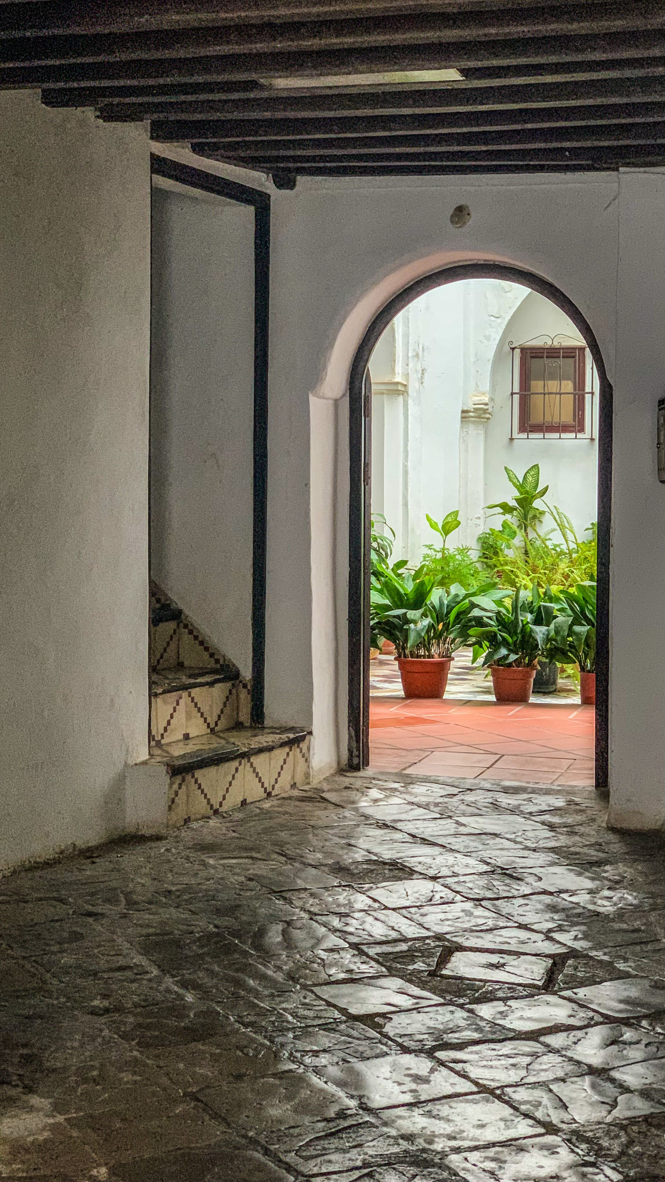 Arco Interior Histórico Que Conduce A Un Exuberante Jardín · Foto de ...