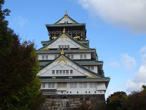 Free Stunning front view of Osaka Castle on a clear autumn day. Stock Photo