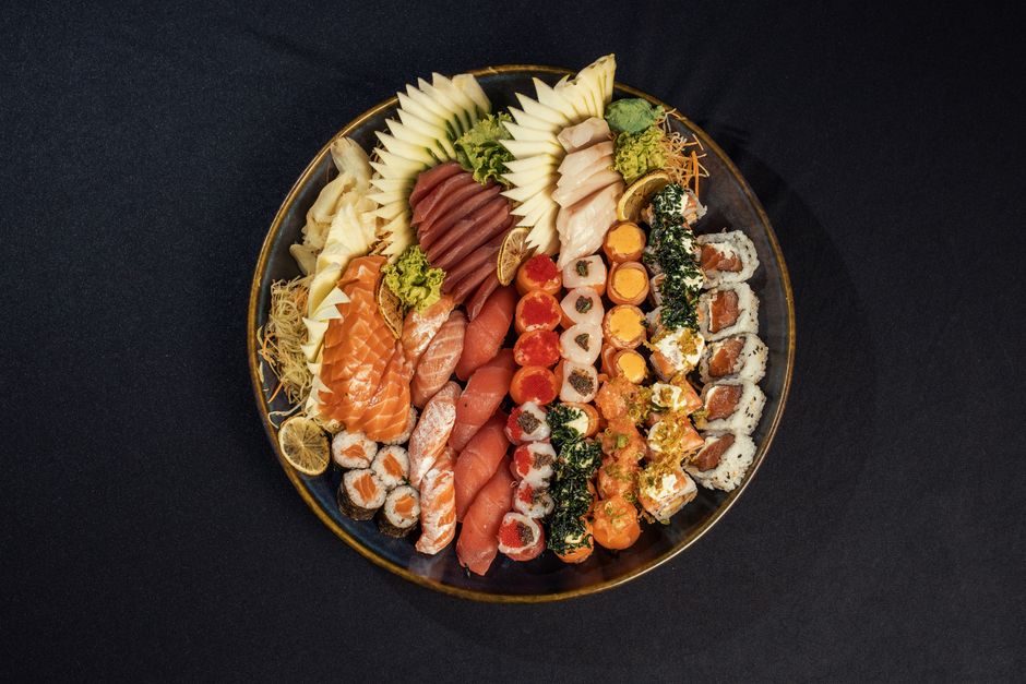 Plato gastronómico presentado con elegancia